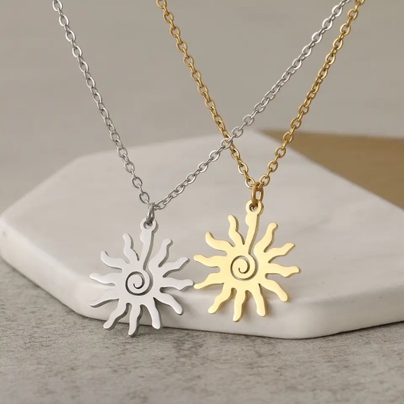 ⚜️[𝟯/$𝟭𝟴]⚜️NEW Sun Charm Stainless Steel Necklace - Picture 3 of 11